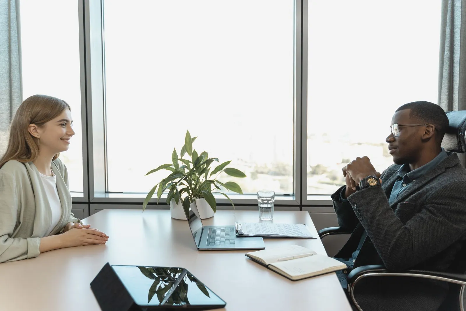 Wawancara kerja yang berlangsung di kantor